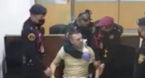 Detenido agrede a juez durante audiencia en que es acusado por lesiones