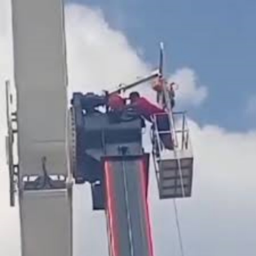 Familias quedan atrapadas en las alturas en un juego mecánico