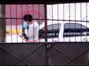 Exhiben en video a sujeto que abandon&oacute; un beb&eacute; en la calle