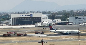 Avi&oacute;n de Delta Airlines aterriza de emergencia en el AICM