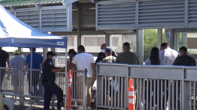 VIDEO Cruces terrestres entre M&eacute;xico y Estado unidos riesgo para nueva cepa del covid