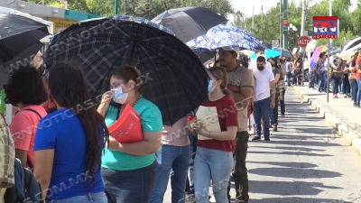VIDEO Contin&uacute;an largas filas de vacunaci&oacute;n anticovid para j&oacute;venes; ampl&iacute;an horario a 12 horas