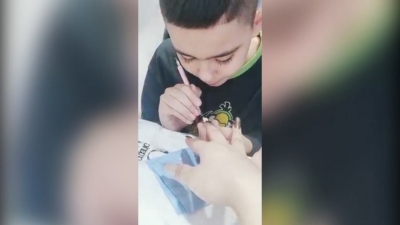 Video Ni&ntilde;o de 9 a&ntilde;os trabaja poniendo u&ntilde;as de acr&iacute;lico para ayudar a su hermanito con cirug&iacute;a