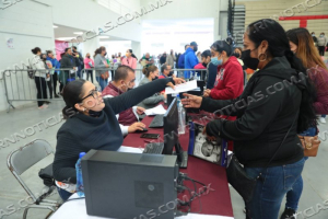 INICI&Oacute; LA ENTREGA DE TARJETAS DE LA BECA UNE A BENEFICIADOS POR PRIMERA VEZ