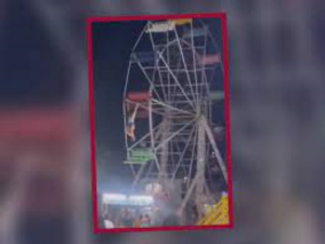 Joven queda colgada de la rueda de la fortuna