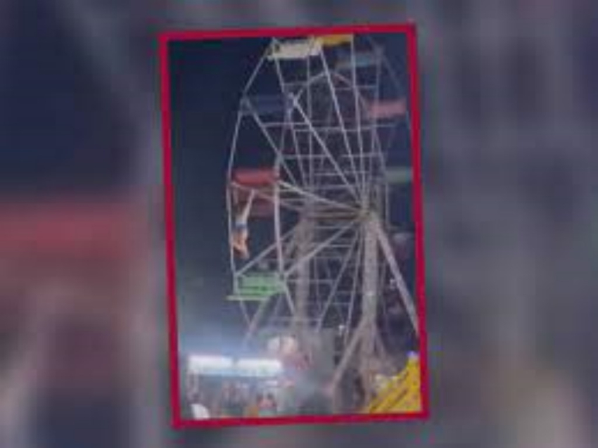 Joven queda colgada de la rueda de la fortuna