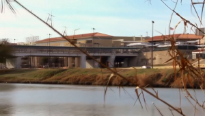 VIDEO Frontera de Laredo Texas cerrada indefinidamente a paso de migrantes
