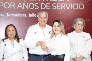 Entregan medallas por hasta 50 a&ntilde;os de servicio y uniformes a trabajadores de la Secretar&iacute;a de Salud