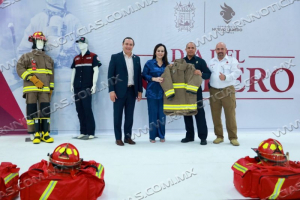 RECONOCE GOBIERNO MUNICIPAL A BOMBEROS Y ENTREGA NUEVO EQUIPAMIENTO