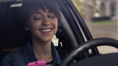 VIDEO Incrementa un 80 por ciento los accidentes de auto por ir en el tel&eacute;fono