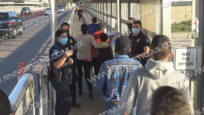 Migrantes esperanzados con eliminaci&oacute;n de Programa Qu&eacute;date en M&eacute;xico y t&iacute;tulo 42