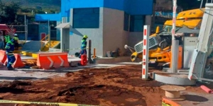 Otro tr&aacute;iler se queda sin frenos e impacta caseta de la Monterrey-Saltillo