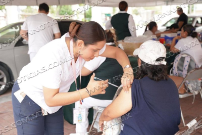 RESPONDEN CIUDADANOS A JORNADA DE VACUNACI&Oacute;N DRIVE THRU DEL GOBIERNO MUNICIPAL