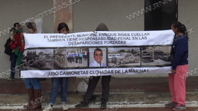 Se manifiestan familiares de v&iacute;ctimas de desaparici&oacute;n en la Presidencia de Nuevo Laredo piden memorial y apoyos