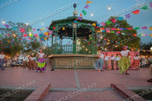 DISFRUTAN NEOLAREDENSES BAILE Y M&Uacute;SICA EN &ldquo;TARDES DE DANZ&Oacute;N&rdquo;