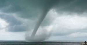 Captan impresionante tromba marina en costas de Italia
