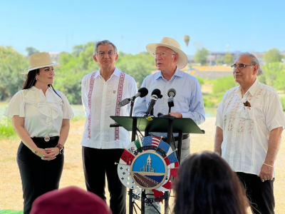 VIDEO Embajador Ken Salazar visita  los dos Laredos; Hablo de migraci&oacute;n y fentanilo
