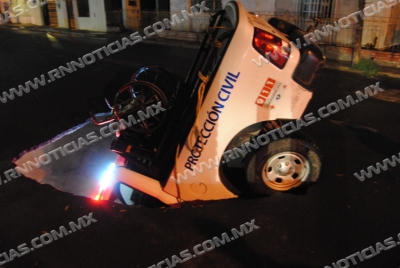 Se traga socavón unidad de Protección Civil con personal