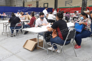 FACILITA GOBIERNO MUNICIPAL FIRMA DE CONTRATO DE LA BECA UNE CON INSTITUCI&Oacute;N BANCARIA