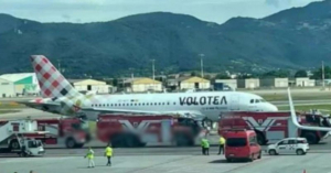 Muere al ser succionado por el motor de un avión