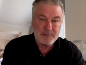 Retiran cargos contra Alec Baldwin tras homicidio involuntario