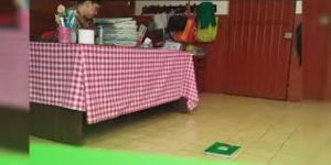 Maestra que avent&oacute; libretas de alumnos al suelo en primaria de Toluca es separada de su cargo