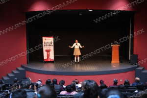 COMPITEN ESTUDIANTES NEOLAREDENSES EN CONCURSO DE ORATORIA