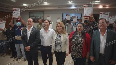 Brinda Imvisu certeza a familias con entrega de escrituras; trabajan por m&aacute;s proyectos de vivienda