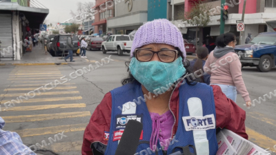 Mujer vendedora de peri&oacute;dico; Ejemplo de trabajo a sus 72 a&ntilde;os