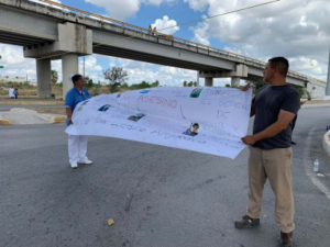 Familia de joven asesinada cierra puente internacional