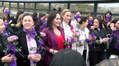 VIDEO Conmemoran D&iacute;a internacional de la Mujer con abrazo a mitad de Puente Internacional