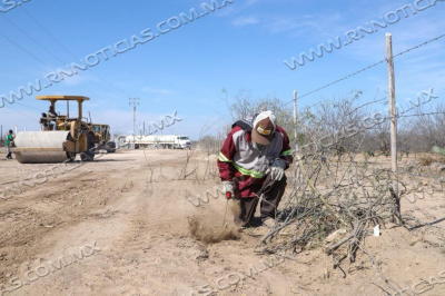 ENCABEZA GOBIERNO MUNICIPAL REHABILITACI&Oacute;N DE CAMINOS EJIDALES PARA FORTALECER EL DESARROLLO RURAL EN NUEVO LAREDO
