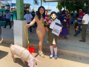 Critican a madrina que regal&oacute; un cochino en graduaci&oacute;n
