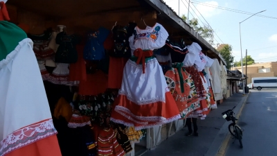 VIDEO Esperan comerciantes de trajes t&iacute;picos mexicanos buenas ventas