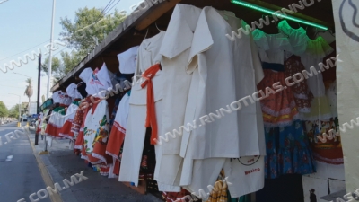Esperan comerciantes de trajes t&iacute;picos mexicanos buenas ventas