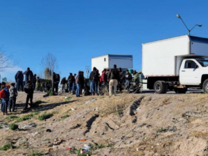 Rescatan a 170 migrantes que viajaban hacinados en cuatro camionetas de carga