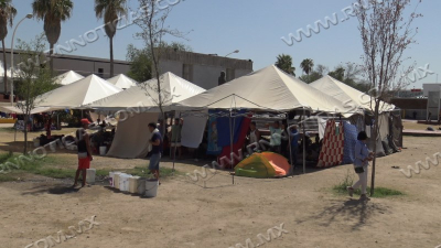Migrantes venezolanos sufren por la can&iacute;cula en Nuevo Laredo