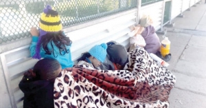 Seguirán migrantes varados en la frontera