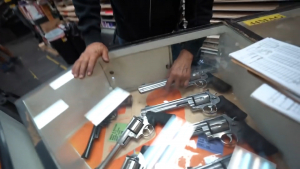 VIDEO Obtener un arma en Estados Unidos es muy fácil; Paisanos