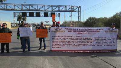 VIDEO Ferrocarrileros bloquean Puente 3 en Nuevo Laredo para pedir justicia social