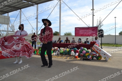 Disfrutan folclor y cuentos fant&aacute;sticos en la colonia 'Constitucional'