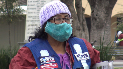 VIDEO Mujer vendedora de peri&oacute;dico; Ejemplo de trabajo a sus 72 a&ntilde;os