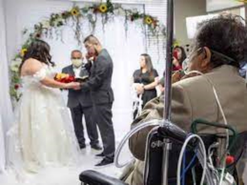 Hospital improvisa boda para cumplir el último deseo de un padre moribundo