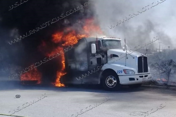 Alcanza fuego de zacatal un tráiler y lo destruye en Nuevo Laredo