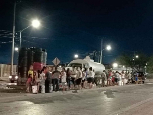 Hombres armados secuestran una pipa de agua en Monterrey