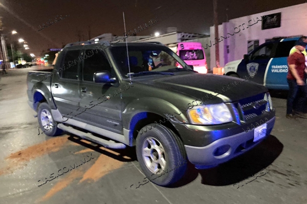 Causa accidente al pasarse rojo en Nuevo Laredo