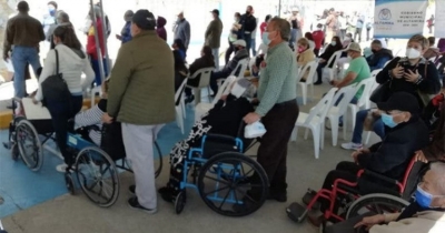 Vacunar&aacute;n por tercera vez a los abuelitos