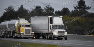 El gobierno de EU suspendió la expedición de visas para conductores de camiones.