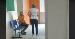Mujer lleva amarrado a su esposo a vacunarse contra Covid-19