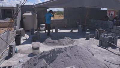 VIDEO Inicia construcci&oacute;n de las dos aulas de la escuelita; Padres de familia agradecidos con ciudadanos.
